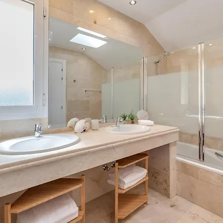 Apartament New Spacious Townhouse In