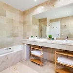 New Spacious Townhouse In Lägenhet Marbella