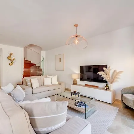 New Spacious Townhouse In 公寓