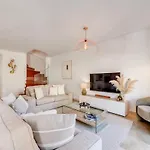 New Spacious Townhouse In Apartamento